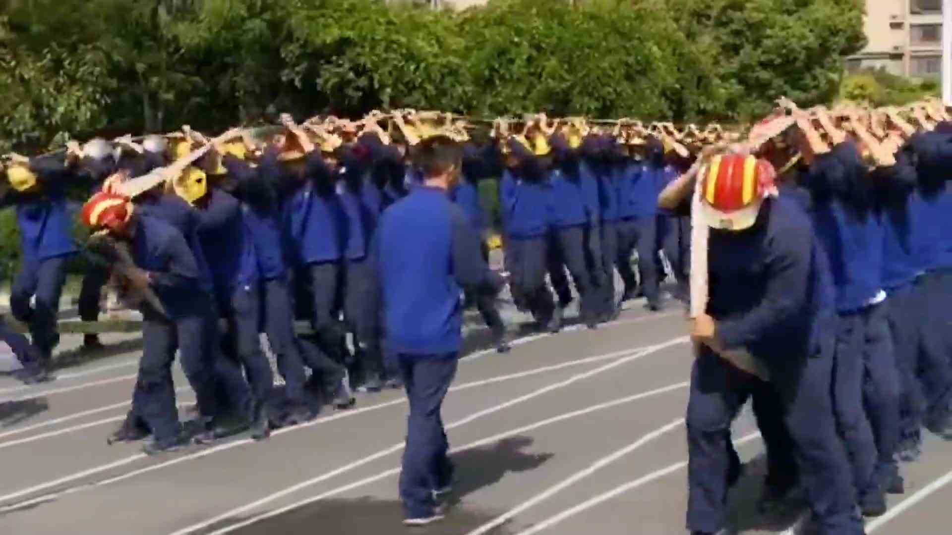 这个游戏我敢说很多人都没玩过，员工们体验了一把铺水带，当消防员的乐趣！