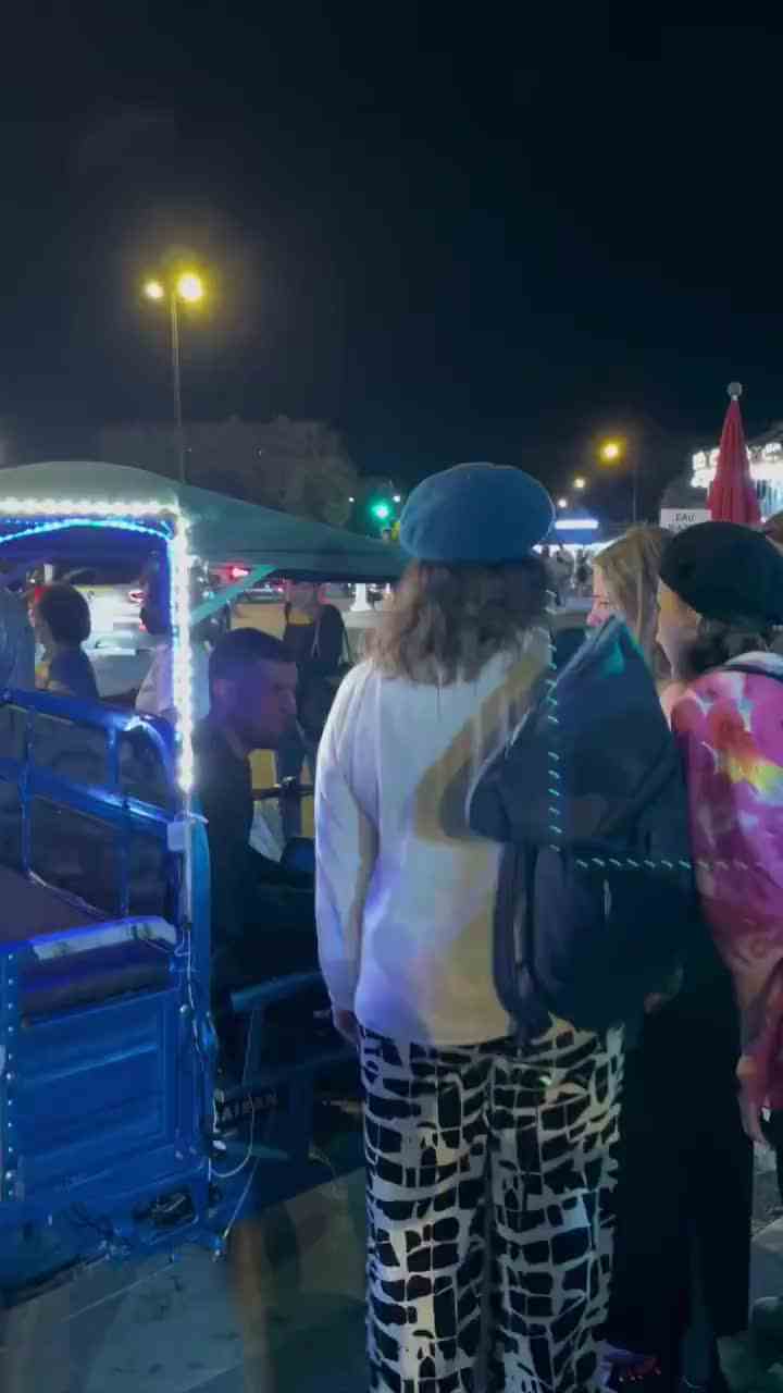 巴黎铁塔下的三蹦子，这一波文化输出如何？