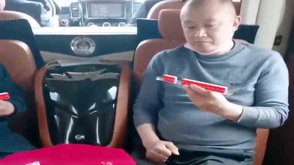 跟老板一起打麻将，手直打哆嗦，一副牌就是我一个月的工资