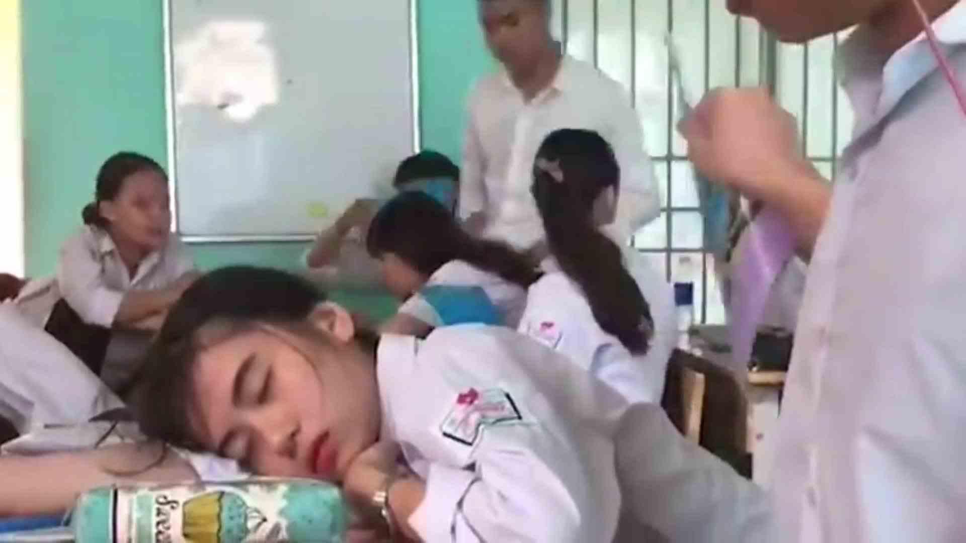 看到这视频默默地沉默好久，曾经的我们也是如此，只是我像个混蛋竟然放手了