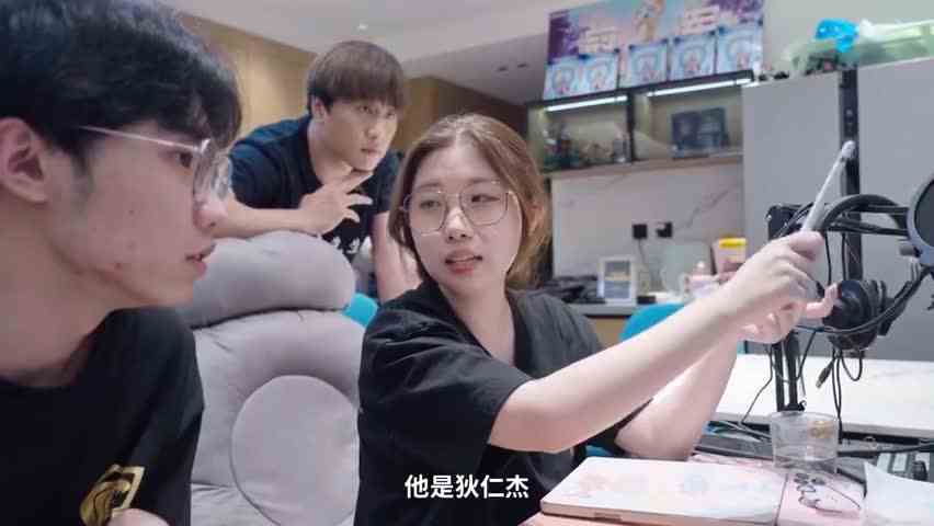 【美女教练率男队员大杀四方】#王者荣耀全国大赛# 从选手到教练，萌妹子@腿腿又瘦了 ，如何成长为一个男性战队的灵魂人物。@解说李九 探访美女教练腿腿，看她如何从选手到教练，并带领辽宁DTS俱乐部的男队