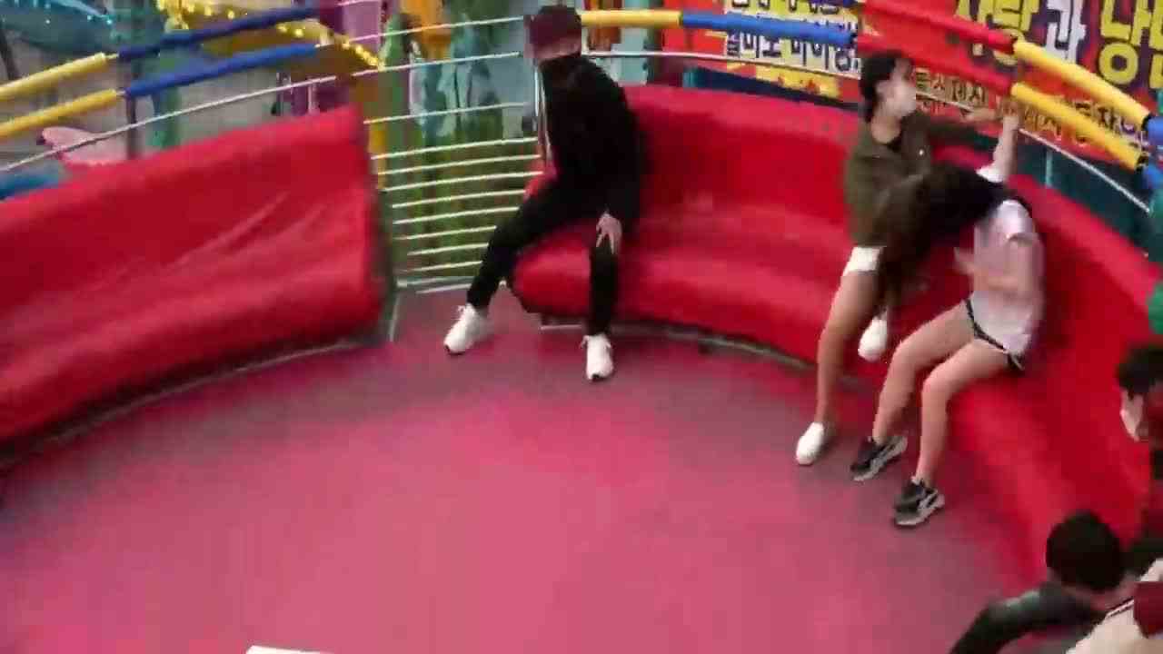 韩国年轻人在游乐场痴迷于这个游戏，心脏不好的还真受不了