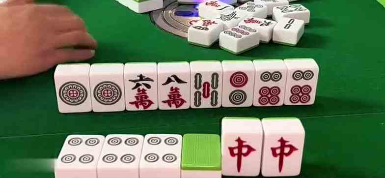 红中 麻将：牌面上看，五条是不是更好一点啊