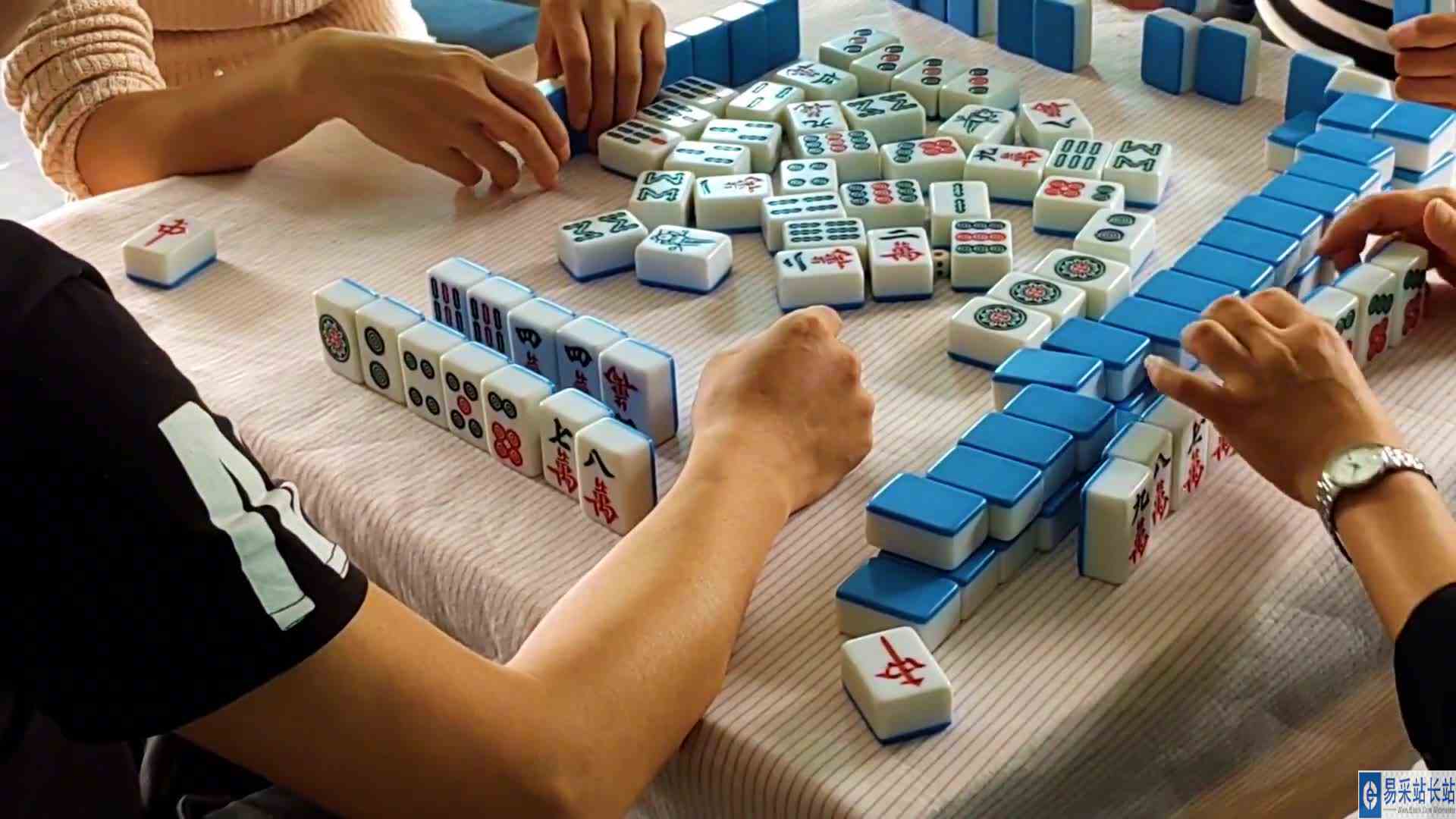 双十一还不到货又跟不上了,今天跟同事一起玩陕西的手搓麻将