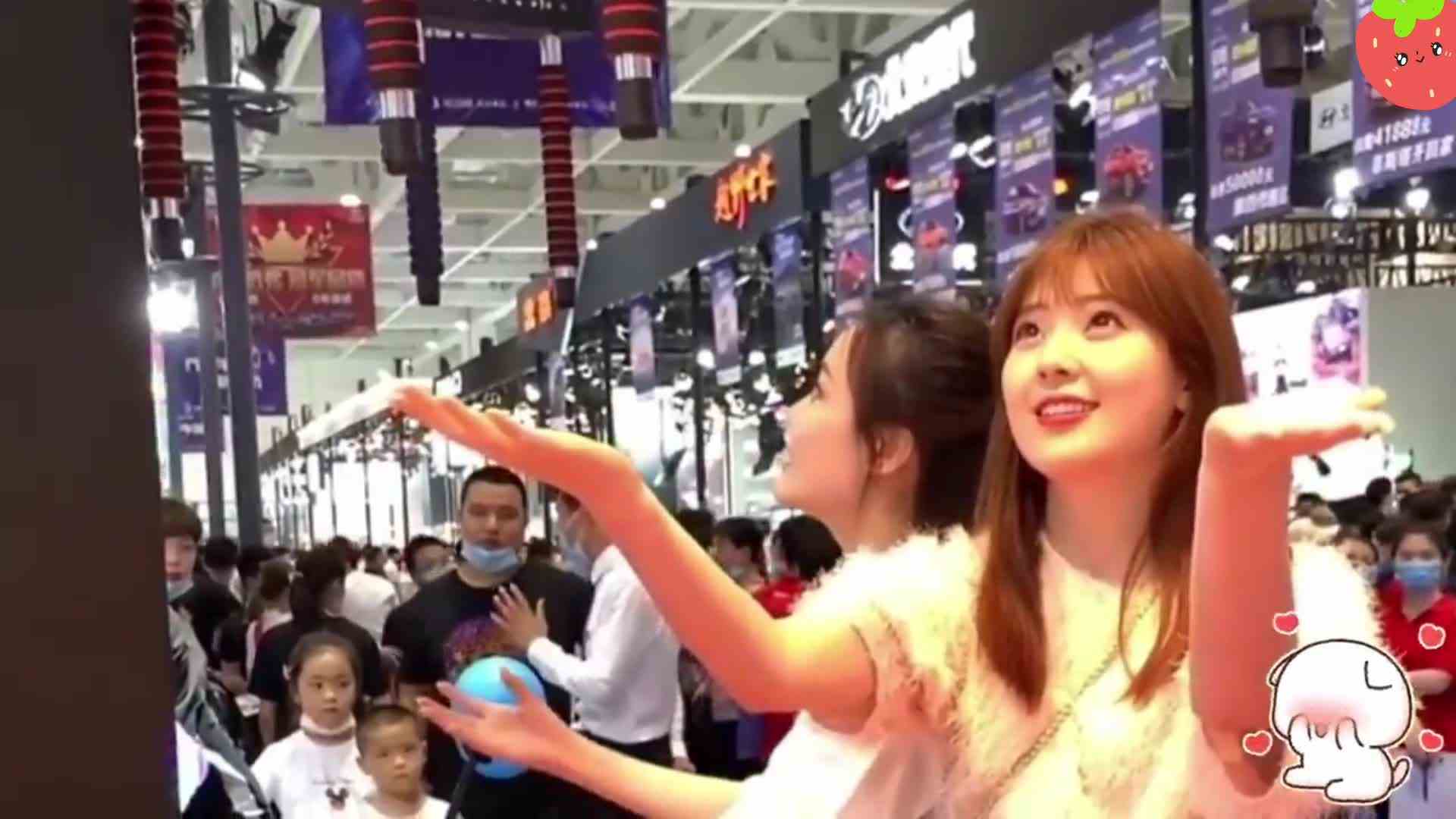 这个游戏多少人玩过，小姐姐玩的好认真，网友：放水了吗？
