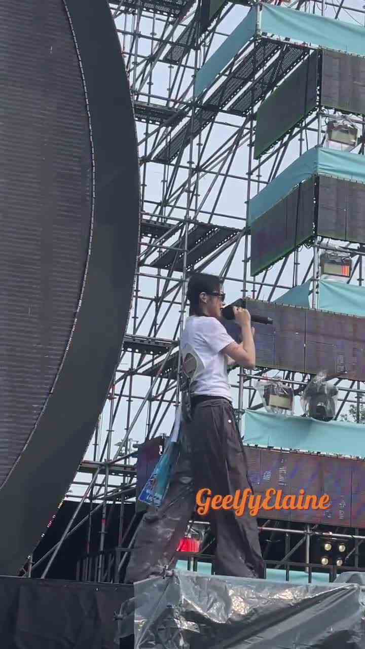 真的会被meenoi玩枪笑死 太可爱了太可爱了太可爱了