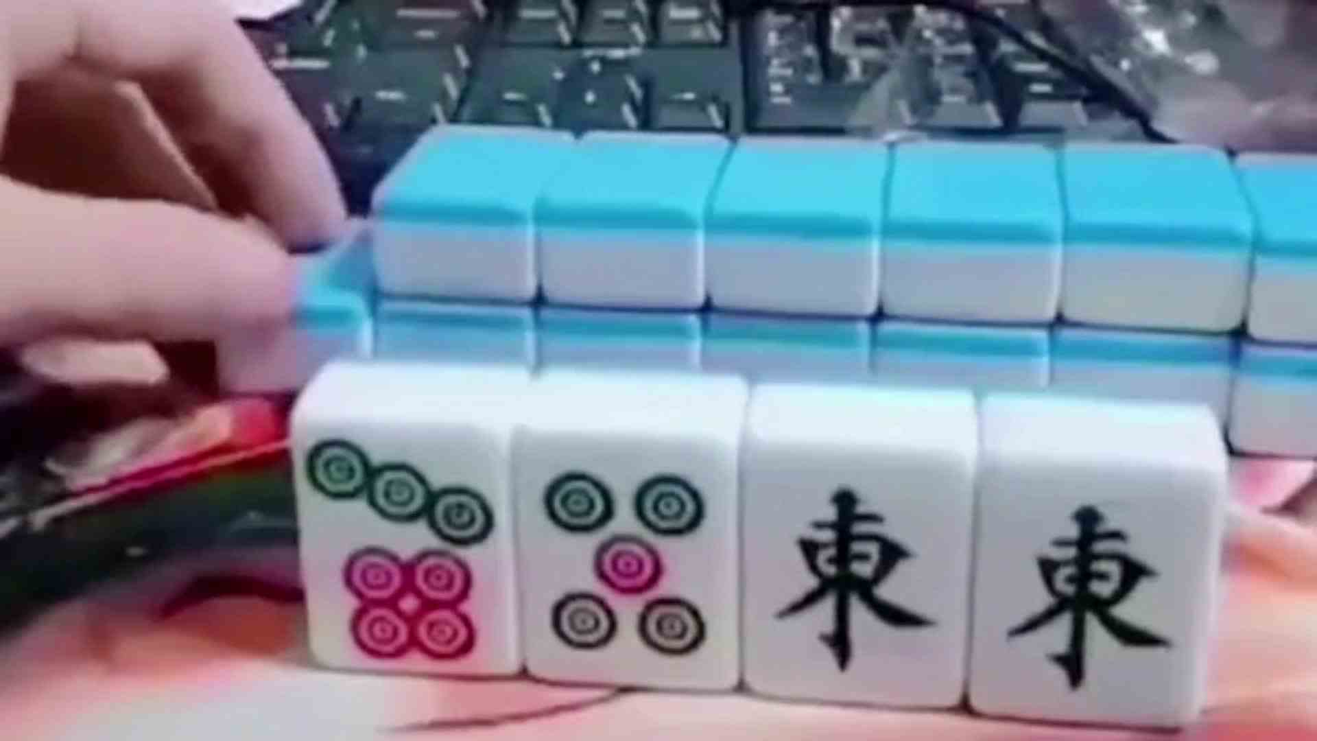 牌技玩不过手速，这操作慢动作我也没看懂！