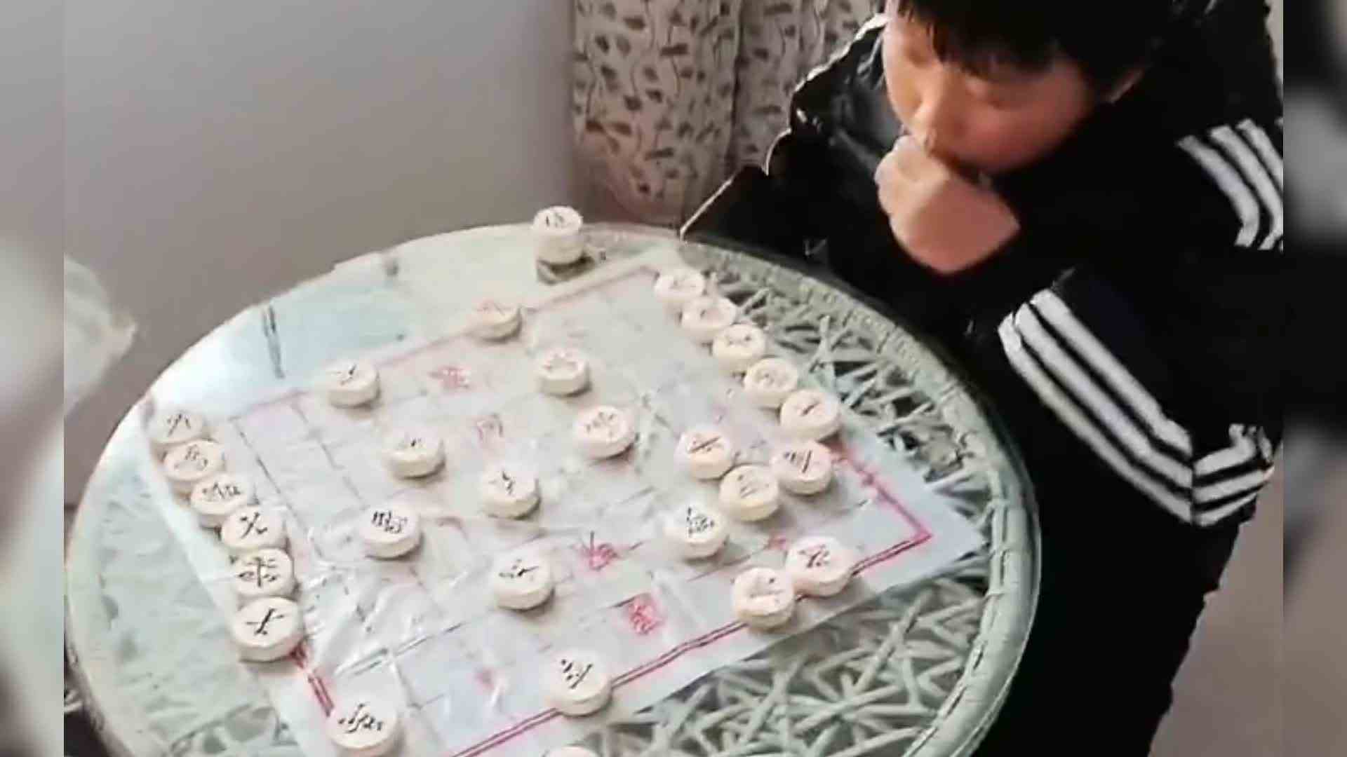 没有什么可以阻挡棋友切磋，男孩儿塑料袋包裹全身，找阳性小伙伴儿下棋