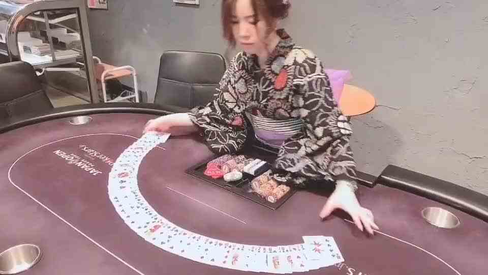 美女这样子发牌，这手速真是分发漂亮