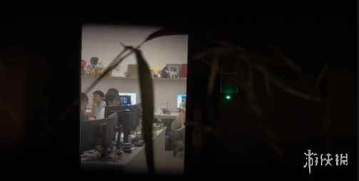 Uzi现身EDG基地!网友等不住官宣连夜爬大树拍照
