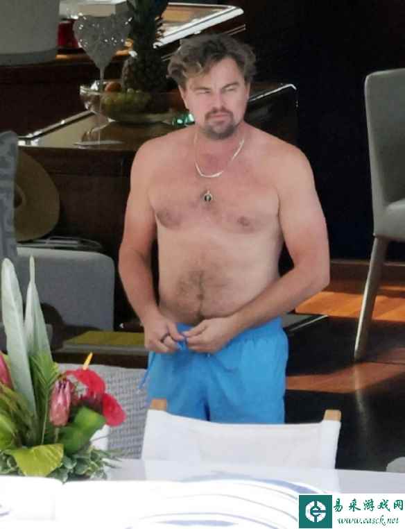 "小李子"莱昂纳多·迪卡普里奥度假照 比基尼美女相伴