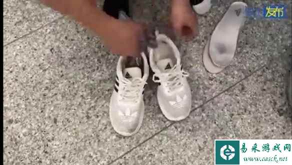 再也不舔卡带了! 海关在鞋底查获数张《王国之泪》卡带