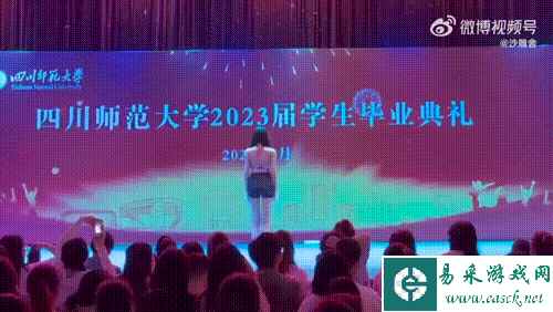 国外妹子表演用屁点火 动图 这狗子居然会神龙摆尾