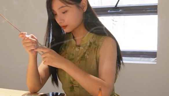 90后女孩成鲁派内画第五代传承人:3厘米珠子内反手作画