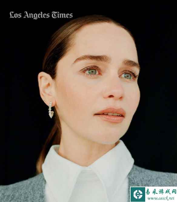 "龙妈"艾米莉亚·克拉克曝新杂志美照！脸型略显消瘦