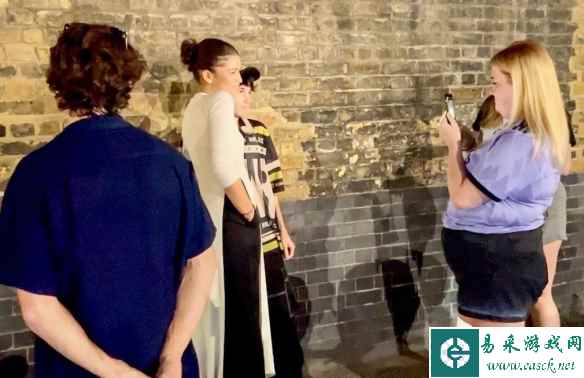 "荷兰弟"汤姆·赫兰德与赞达亚曝近照！与粉丝热情合影