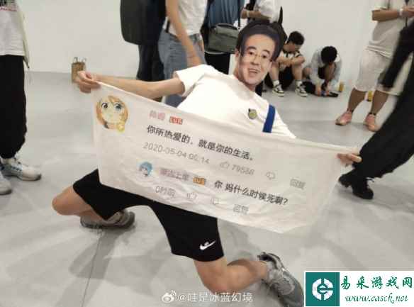 男子晕倒被二次元小姐姐施救 囧图 BW上最亮眼的仔