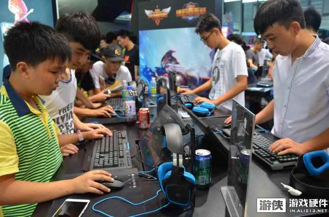 不光在外观还有在性能 八一八游戏本的差异所以在