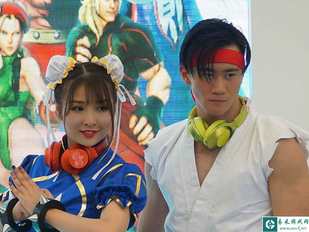 游戏与耳机的完美融合 CJ索尼音频展台街霸Coser展示