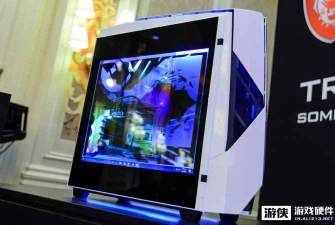 CES2017：带有显示器的主机你见过没？