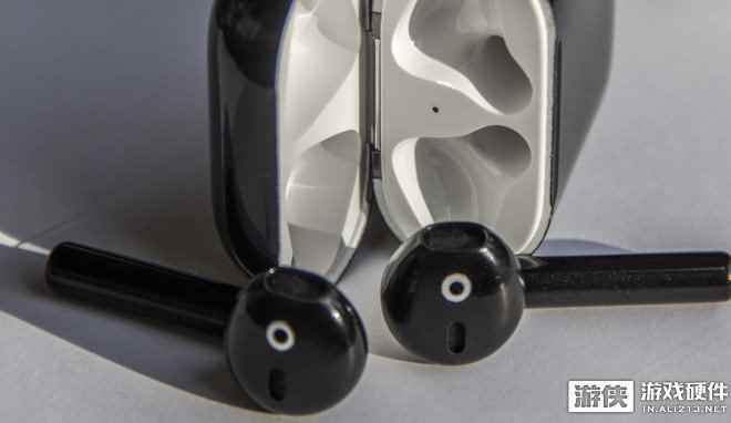 美国一公司推出AirPods染色服务！瞬间变成亮黑色