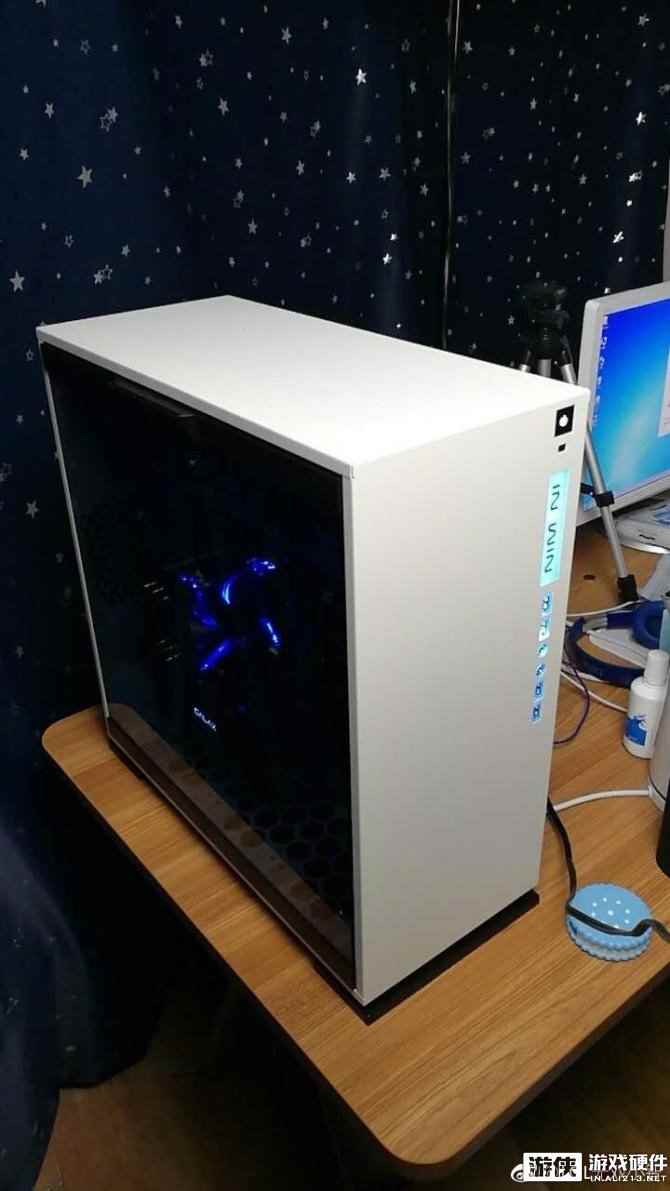 LOL无双小智晒新电脑！网友被桌上的显示器看哭了