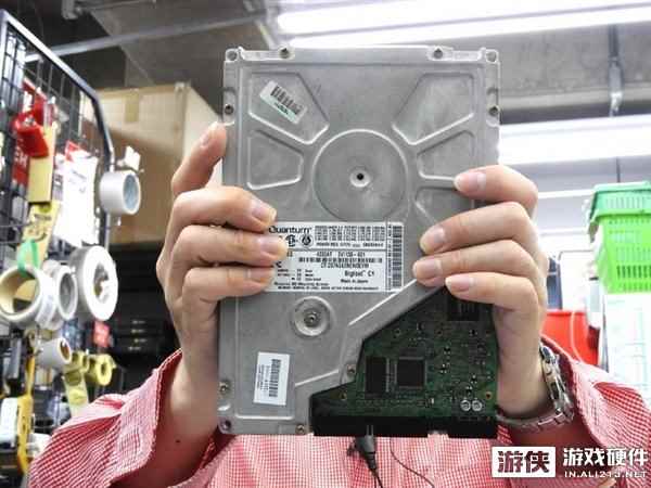 日本网友翻出古董5.25硬盘！速度还没现在U盘快！