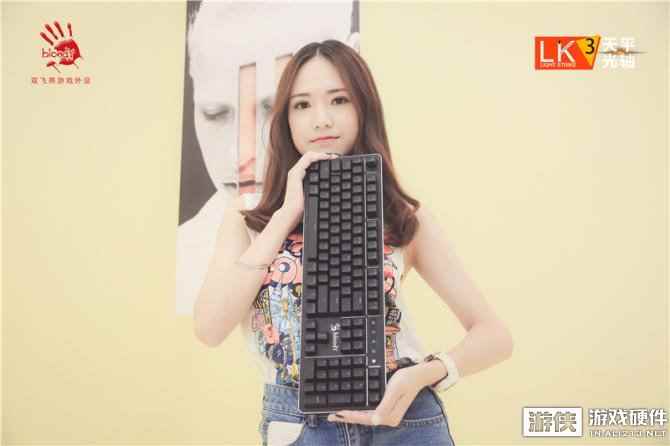 治愈系美少女 玩转血手幽灵复活者机械键盘