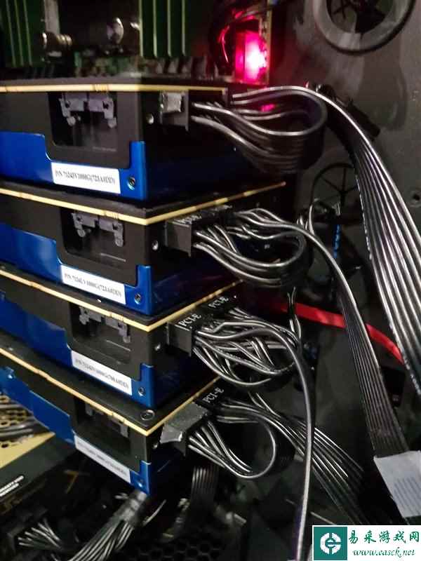 AMD展示WX 9100四卡装机！2台1250W电源才能点亮