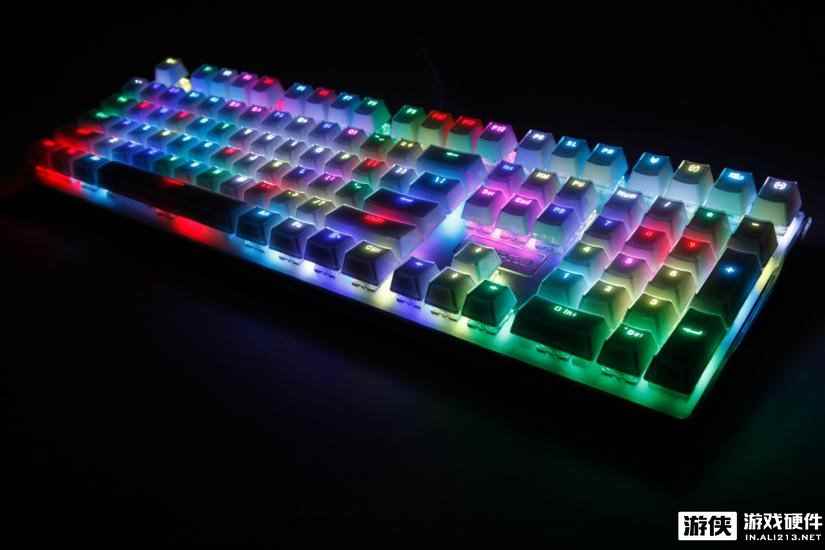 雷柏V700RGB冰晶版幻彩背光游戏机械键盘图赏！