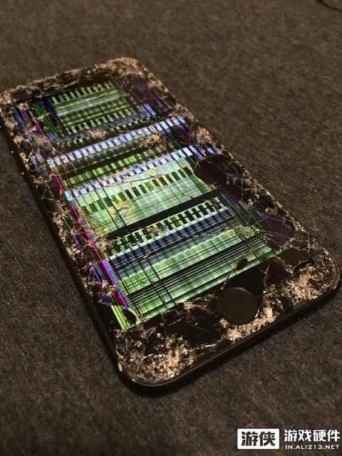 更惨！iPhone 8台湾地区首碎 正面爆炸 屏幕全花