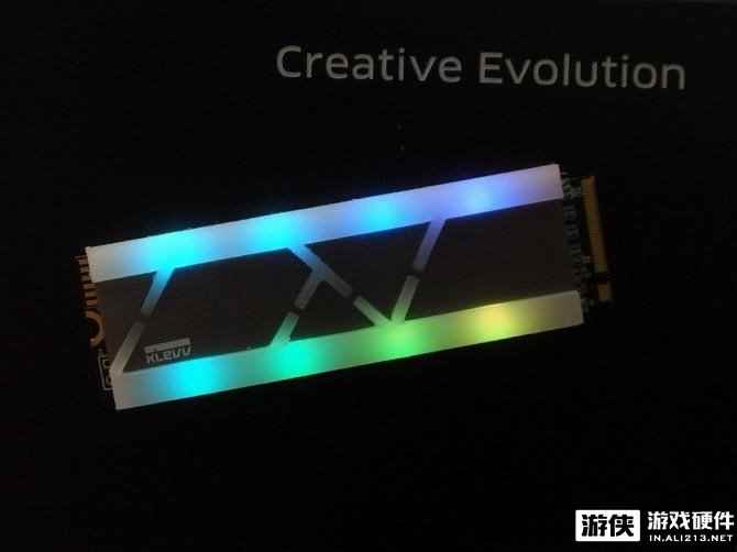 台北电脑展2018：KLEVV展示PCB板上搭载LED的SSD