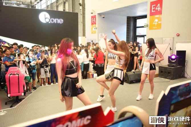 CJ2018：虎牙性感女主播现身硕美科展台，互动场面火热碾压Showgirl！