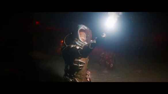 《巨齿鲨2》曝吴京角色特辑 大跳直升机奋战深海巨兽