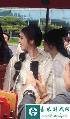 来自未来的钢管舞女郎 动图 我够不到但我能直接抢！