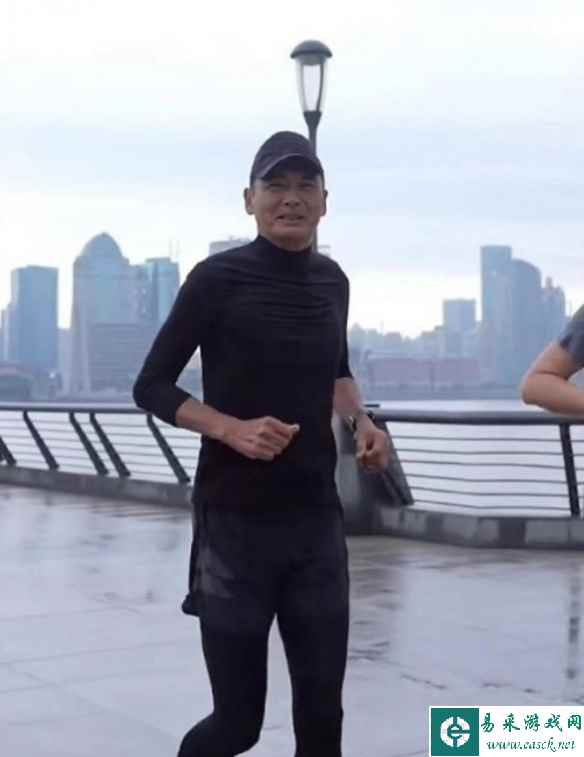 周润发街头跑步被网友偶遇：此前曾在跑步时摔伤肋骨