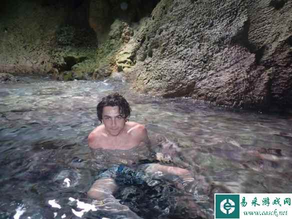 “甜茶”提莫西·查拉梅分享水池照 头发凌乱肌肤白皙