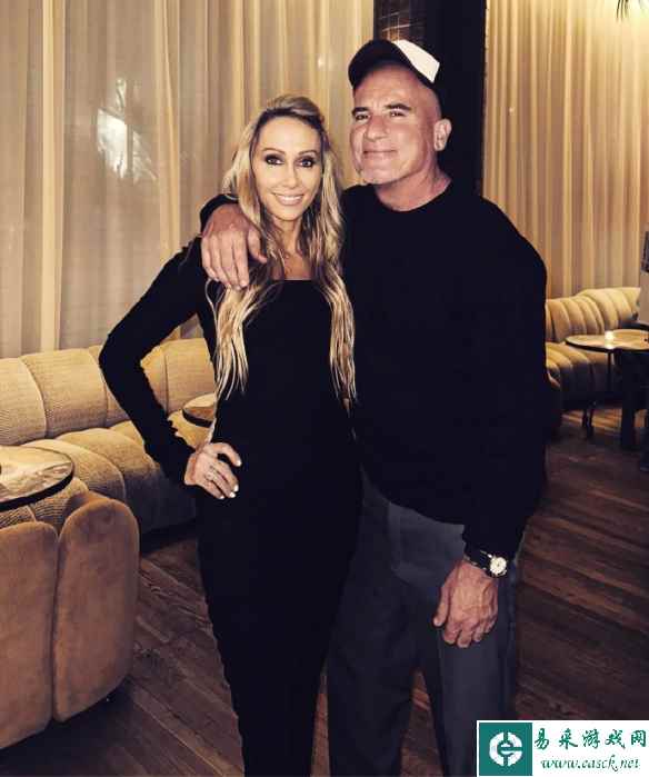 《越狱》"林肯"演员与女友结婚 麦莉·塞勒斯担任伴娘