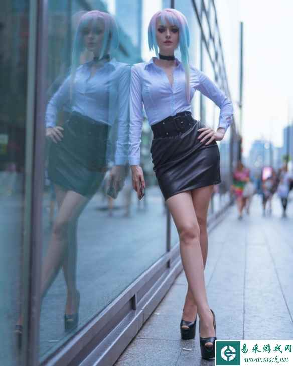 俄罗斯辣妹COS《边缘行者》露西 OL造型禁欲的诱惑