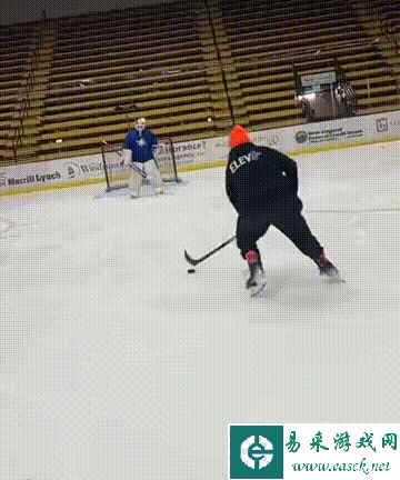 这么低俗得当面教训一下她 动图 你都多大了还想吃奶