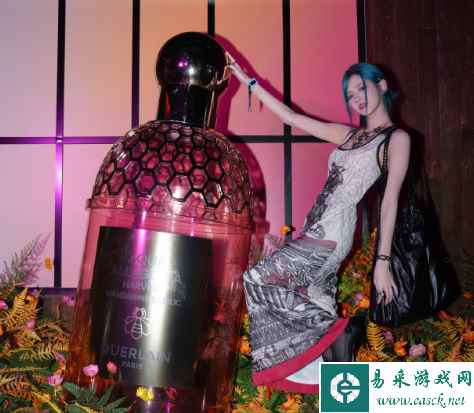 井川里予越来越放开了？最新蓝毛造型惹眼