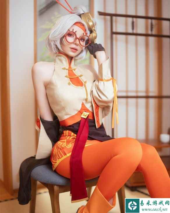 艾什莉演员COS《王国之泪》普尔亚 橙色紧身裤超养眼