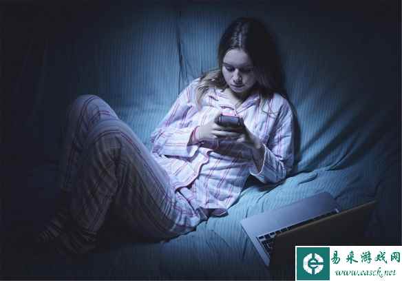 晚上关灯玩手机真的会眼瞎？武汉某女子双眼视神经萎缩