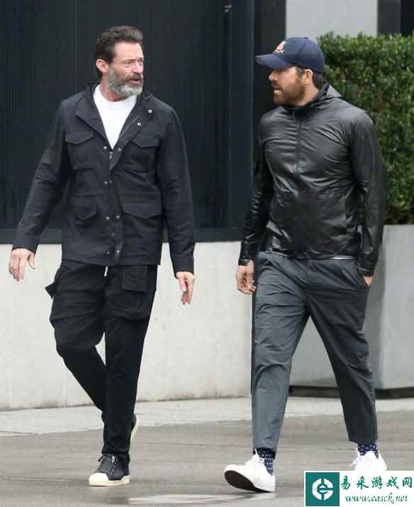 "狼叔"休杰克曼离婚后近照：与"小贱贱"街头散步交谈