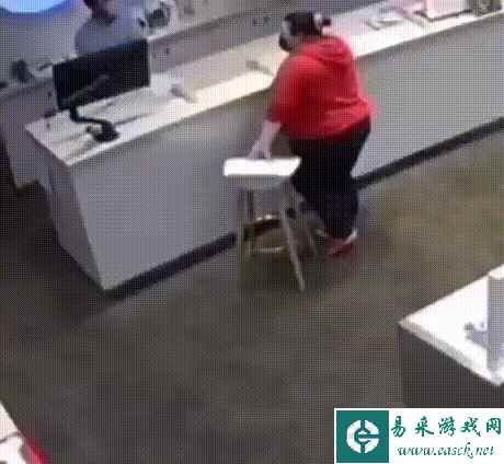 中间这是吓晕过去了？ 动图 可恶我怎么就不是水獭