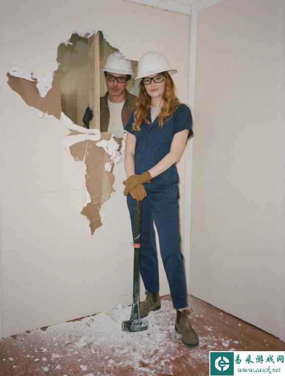 艾玛斯通新剧《诅咒》曝新剧照 新婚夫妻深受诅咒困扰