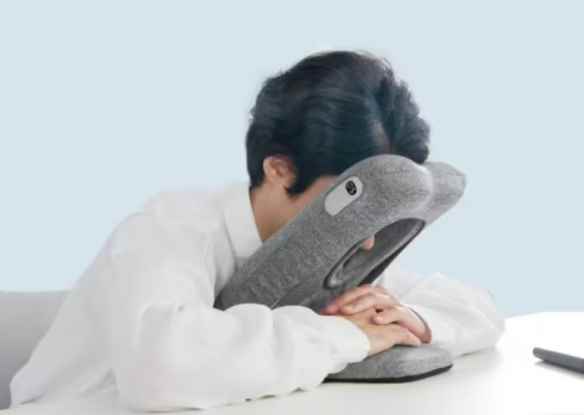 日本一公司推出趴着睡的头枕 已有490人参与预定！