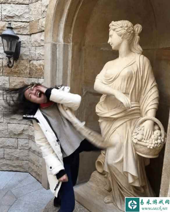 小姐姐直接被一巴掌扇飞了！15张与雕像的脑洞合照