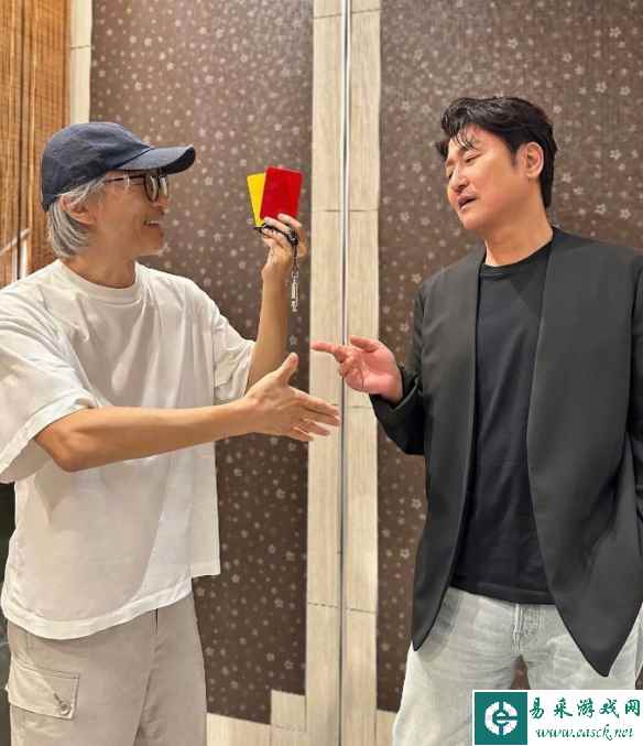 周星驰邀宋康昊加盟新片《少林女足》！两人晒出合影