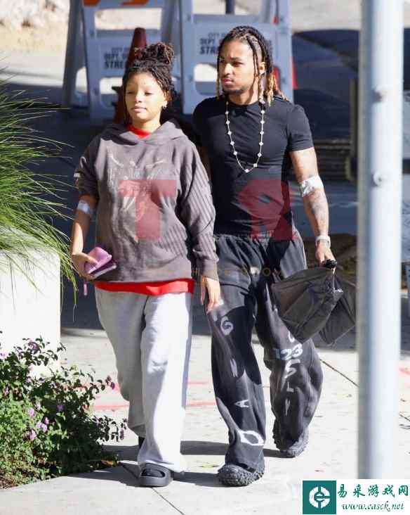 《小美人鱼》哈莉·贝利和男友新街拍 引发怀孕猜测